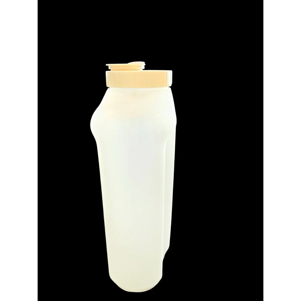 Vintage Rubbermaid Servin Saver 2.75 Quart Drink Water Bottle Pitcher Jug